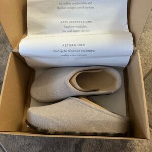 NEW Rothy’s Casual Clogs in a women’s size 6 (Dove)